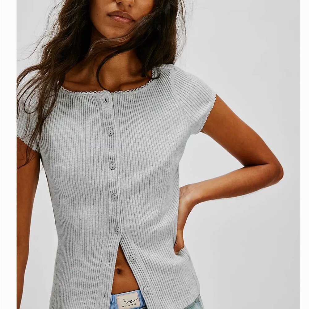 NWOT Button-Front Ribbed Cap-Sleeve Top in Light Gray